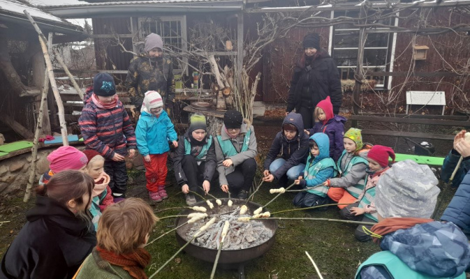 MMhh lecker Stockbrot und warmer Apfelsaft! – Foto: Katja Barth