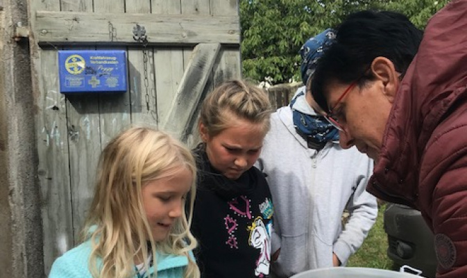 Nun kümmerten sich die Kids um den Teig. – Foto: Anne-Helene Pirl