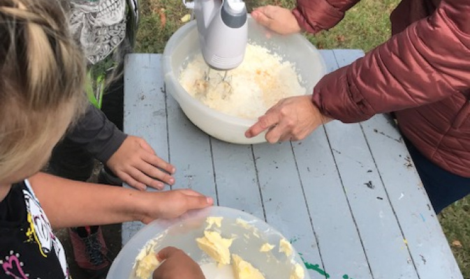 Wichtig ist vor allem das Kneten! – Foto: Anne-Helene Pirl
