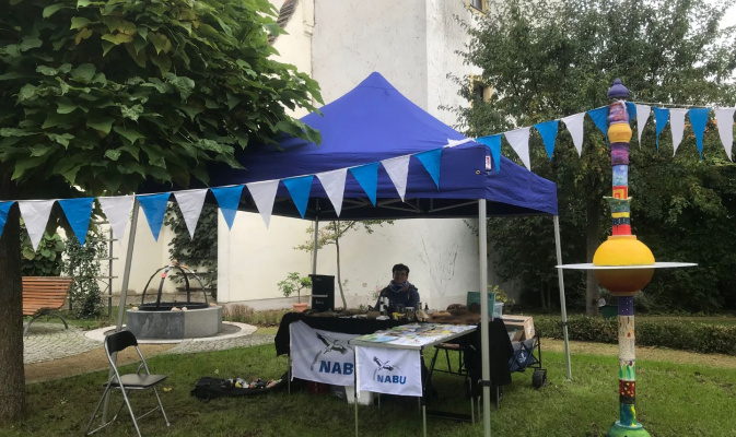 Unser Nabu-Stand im Innenhof der Kleinen Galerie Torgau. – Foto: Anne-Helene Pirl