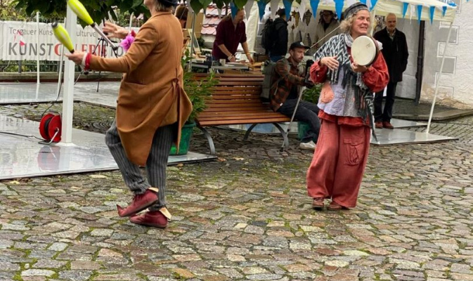 Die Musik spielte und auch die Gaukler sorgten für eine tolle Stimmung im Innenhof. – Foto: Doris Rendchen