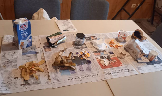 Wie weit werden diese Abfälle in 10 Monaten verottet sein? – Foto: Katja Barth