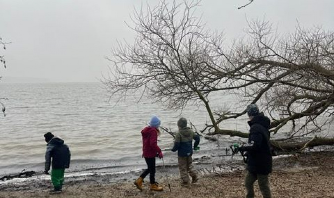 Mit der Hilfe von geliehenen Müllzangen suchten die kids abschließend auf dem Dammweg noch nach Abfall – Foto: Katja Barth