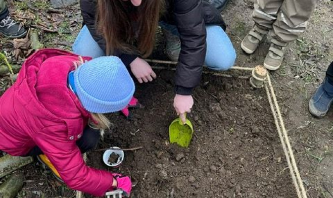 Um diesen Prozess zu beobachten legten die biBBerkids ein Müllgrab an – Foto: Katja Barth