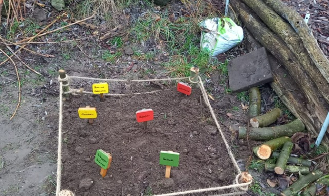 Alle Abfälle wurden erfolgreich begraben und mit Schildern kenntlich gemacht – Foto: Katja Barth