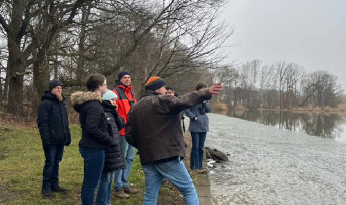 Nach einer kurzen Stärkung ging es auf Biber-Spurensuche mit Jan Schöne – Foto: Anne Pirl