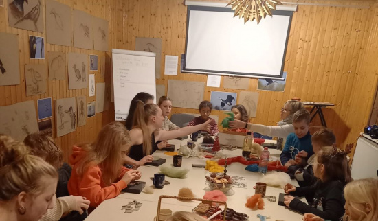 Bei ausgelassener Stimmung sind tolle Kunstwerke aus Filz entstanden! Foto: Katja Barth